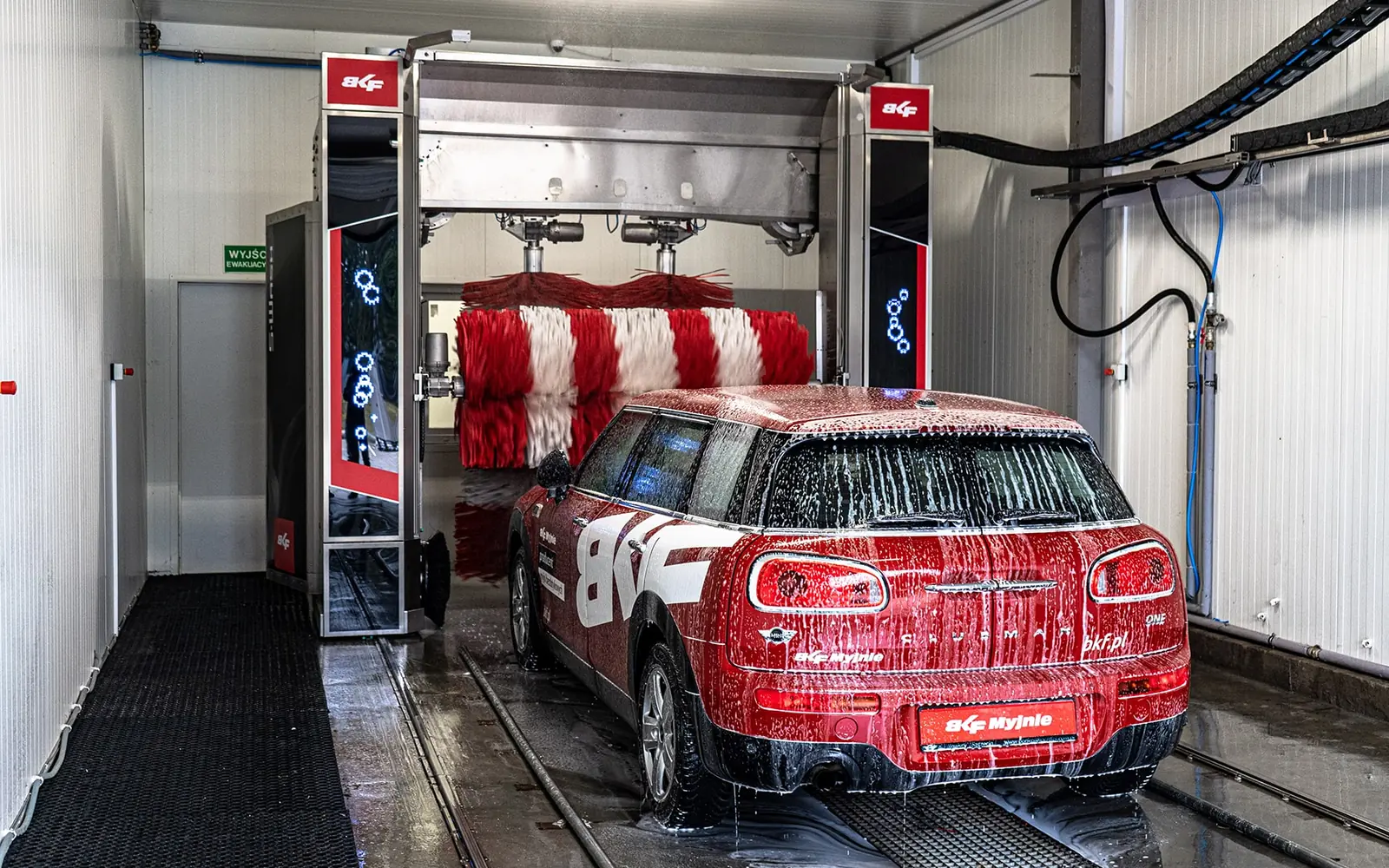 Does an automatic car wash damage car paint?