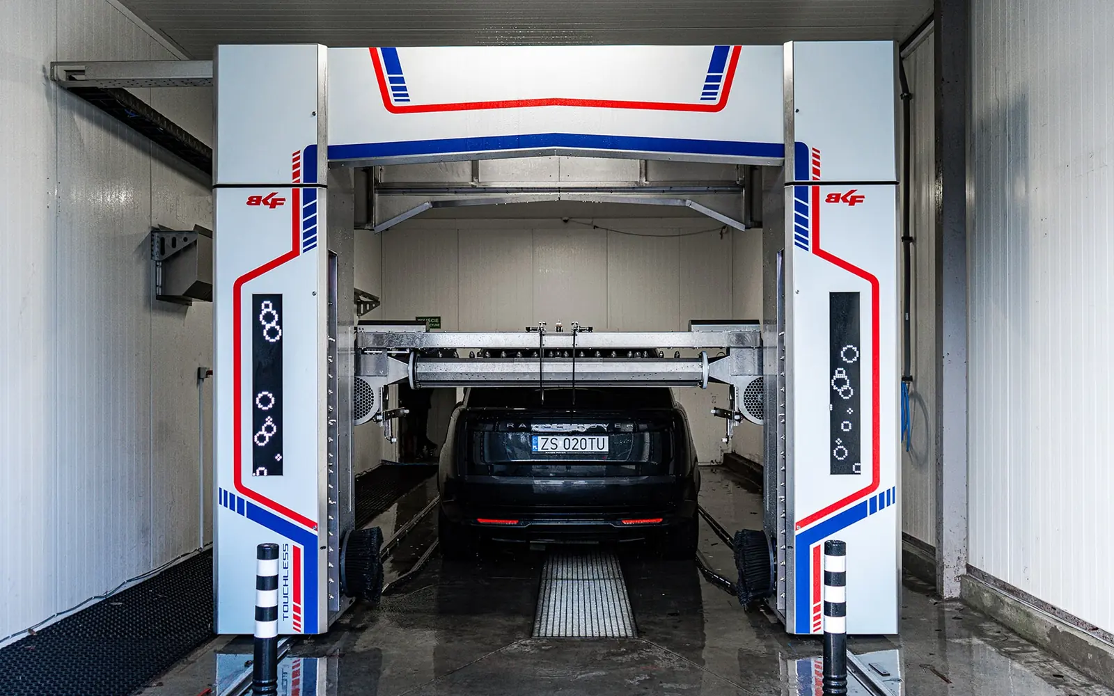 How does a touchless rollover car wash work?