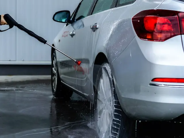 Touchless car wash bay with active foam