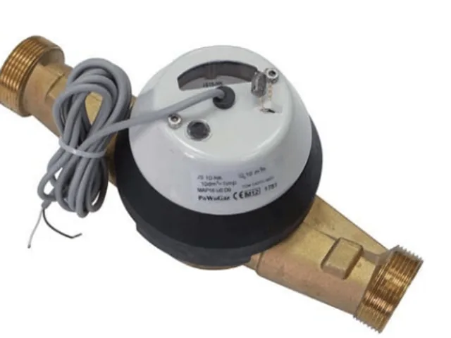 Water meter with a pulse transmitter on the main water supply pipe