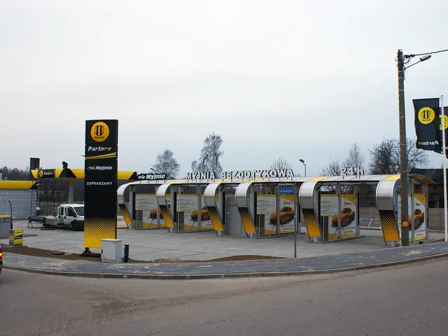 BKF touchless car wash Kłomnice – exterior view from the petrol station