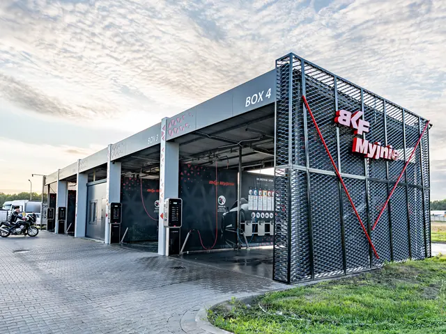 BKF touchless car wash Wolsztyn Berzyna Street – side view with the illuminated BKF Myjnie logo